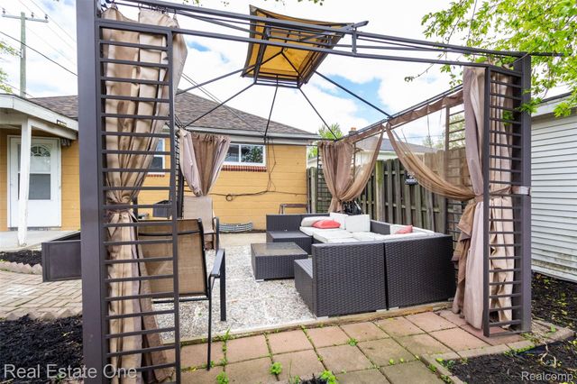 3902 Ziegler Street, Dearborn Heights, MI 48125