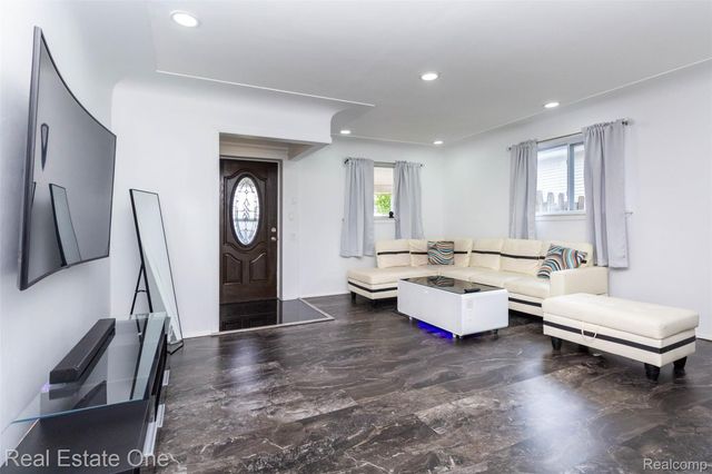 3902 Ziegler Street, Dearborn Heights, MI 48125