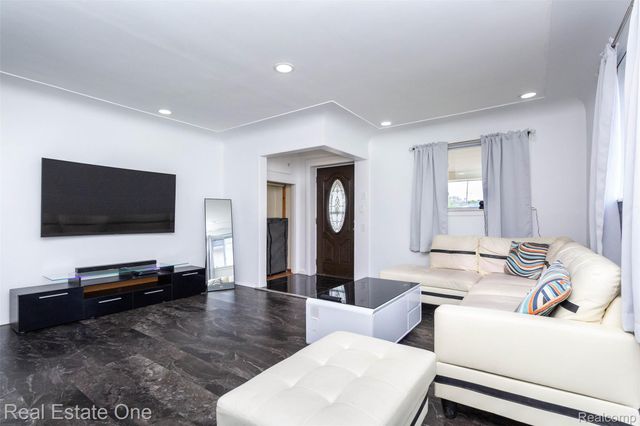 3902 Ziegler Street, Dearborn Heights, MI 48125