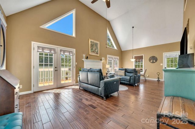 186 Hawks Point Drive, Zirconia, NC 28790
