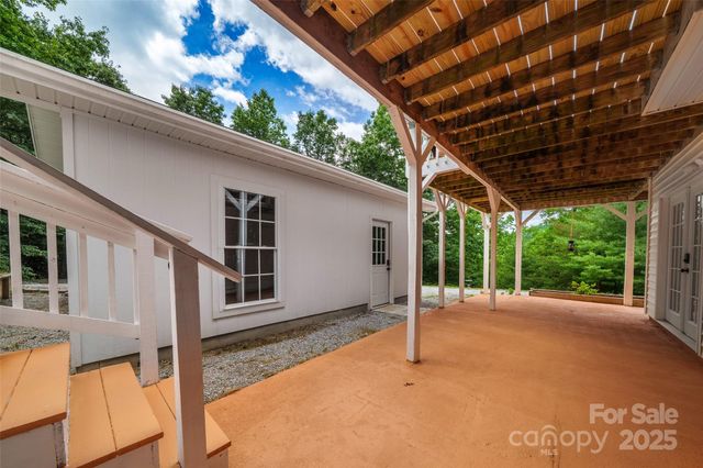 186 Hawks Point Drive, Zirconia, NC 28790