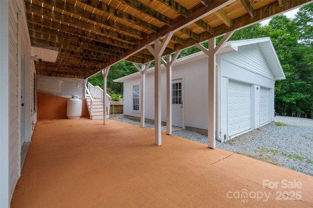 186 Hawks Point Drive, Zirconia, NC 28790