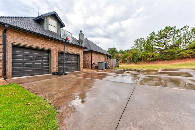 9513 S Foxmor Drive, Oklahoma City, OK 73165
