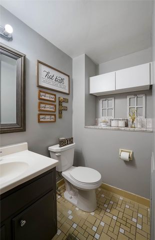 1520 Woodstream Dr, Shaler, PA 15116