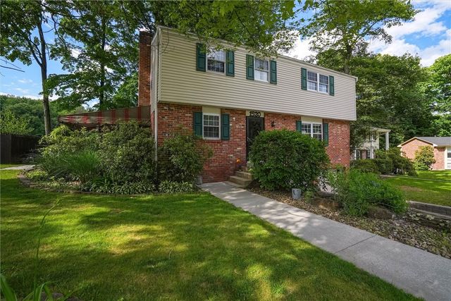 1520 Woodstream Dr, Shaler, PA 15116