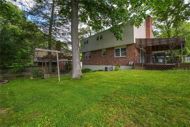 1520 Woodstream Dr, Shaler, PA 15116