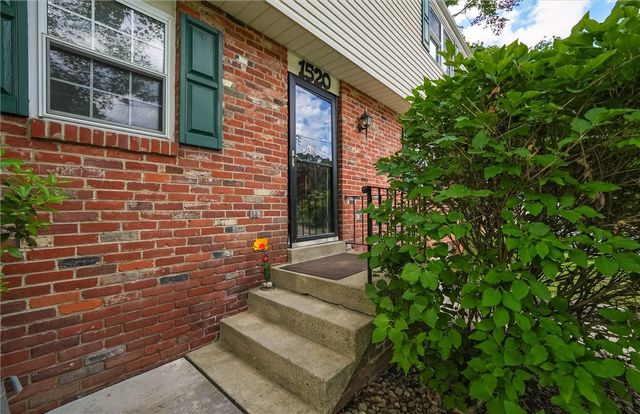 1520 Woodstream Dr, Shaler, PA 15116