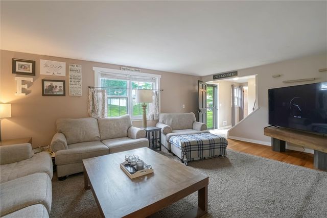 1520 Woodstream Dr, Shaler, PA 15116