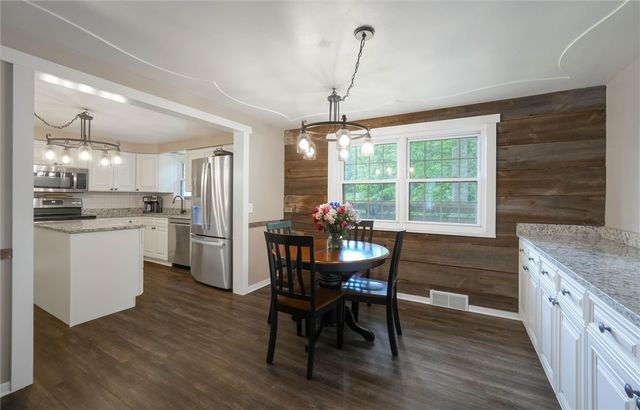 1520 Woodstream Dr, Shaler, PA 15116