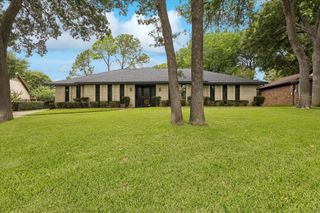 66 Lincolnshire Circle, Bedford, TX 76021