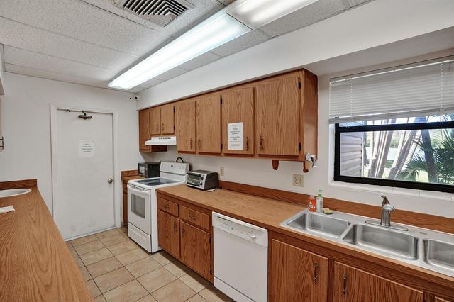 4550 NW 18th Avenue 406, Deerfield Beach, FL 33064
