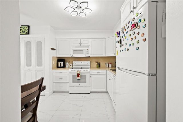 4550 NW 18th Avenue 406, Deerfield Beach, FL 33064
