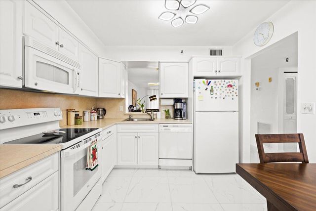 4550 NW 18th Avenue 406, Deerfield Beach, FL 33064