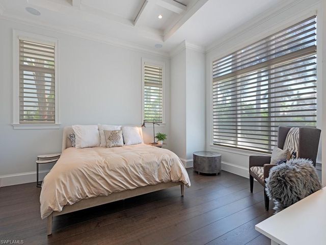 545 13th AVE S, Naples, FL 34102