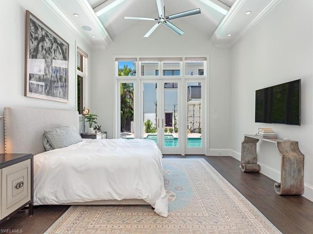 545 13th AVE S, Naples, FL 34102