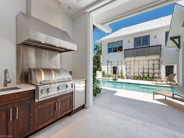 545 13th AVE S, Naples, FL 34102