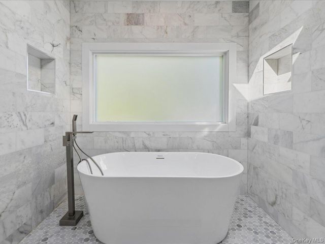 1579 N Sea Road, Southampton, NY 11968