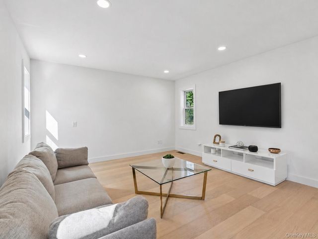 1579 N Sea Road, Southampton, NY 11968