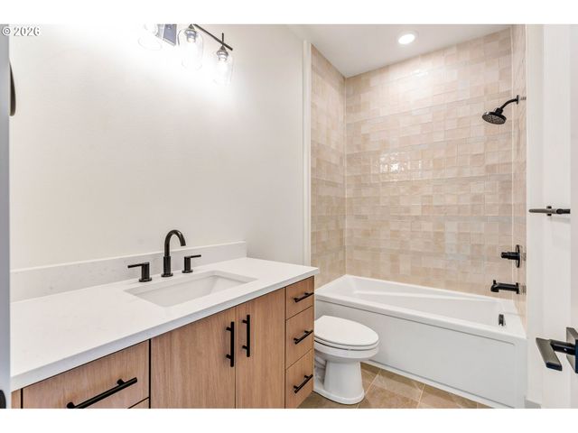 3944 Se IVON St, Portland, OR 97202
