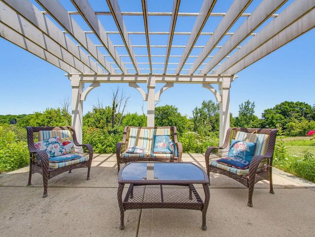 W225N3524 Wethersfield ROAD, Pewaukee, WI 53072
