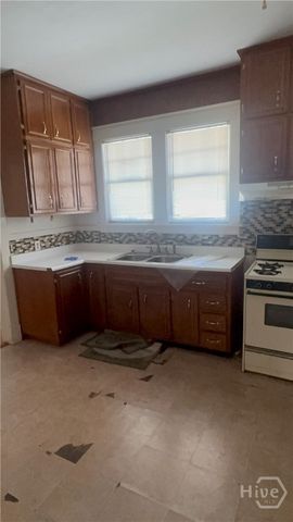 512 W 44th Street, Savannah, GA 31405