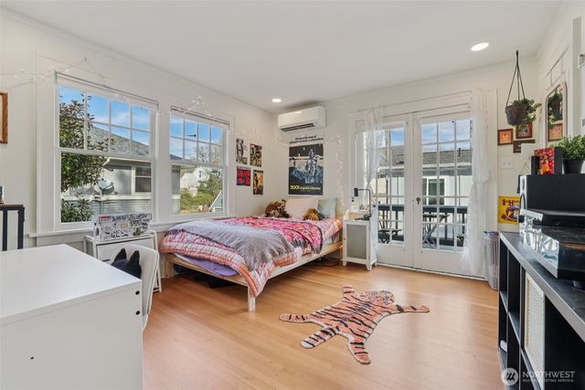 5230 16th Avenue NE, Seattle, WA 98105