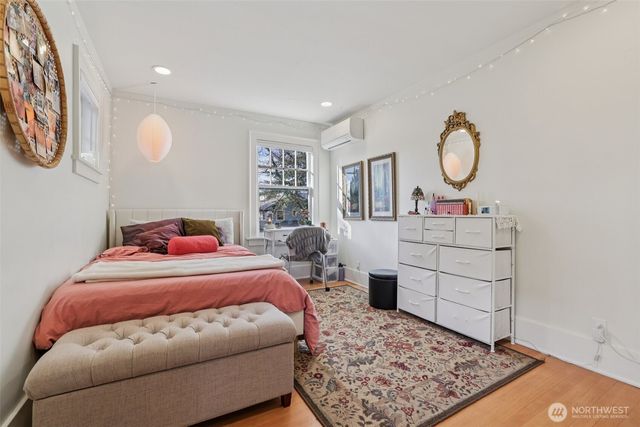 5230 16th Avenue NE, Seattle, WA 98105