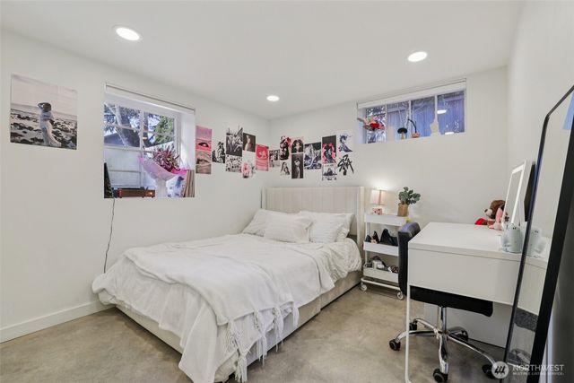 5230 16th Avenue NE, Seattle, WA 98105