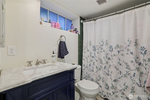 5230 16th Avenue NE, Seattle, WA 98105