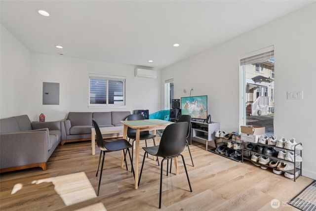 5230 16th Avenue NE, Seattle, WA 98105