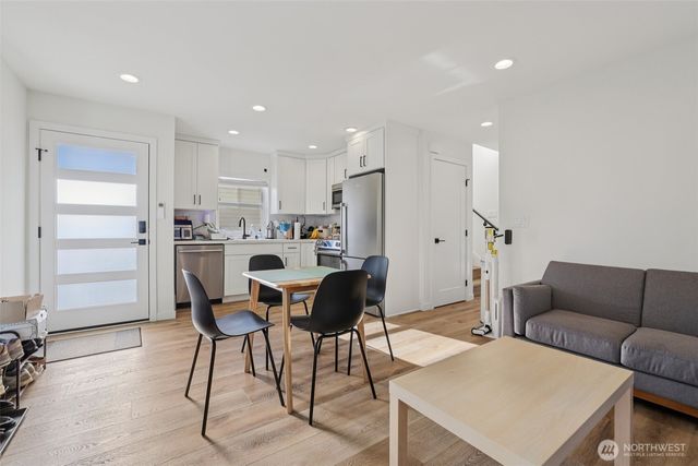 5230 16th Avenue NE, Seattle, WA 98105