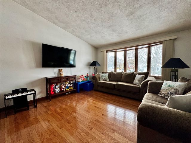 15 Palm Boulevard N, Warwick, RI 02888