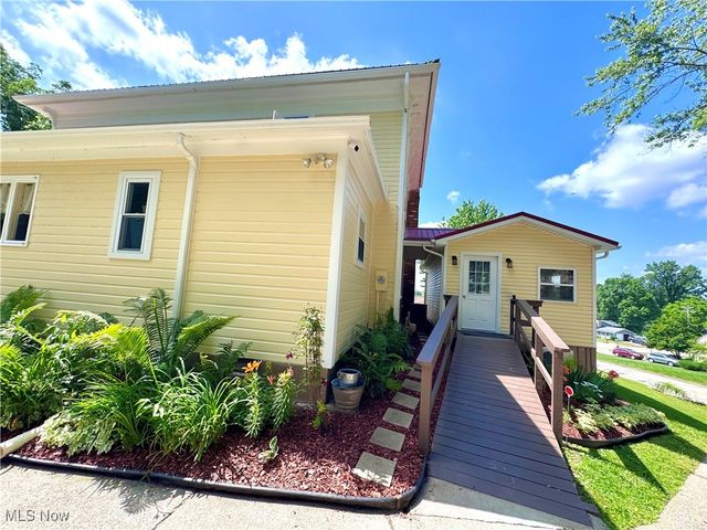 309 Donahey Avenue NE, New Philadelphia, OH 44663