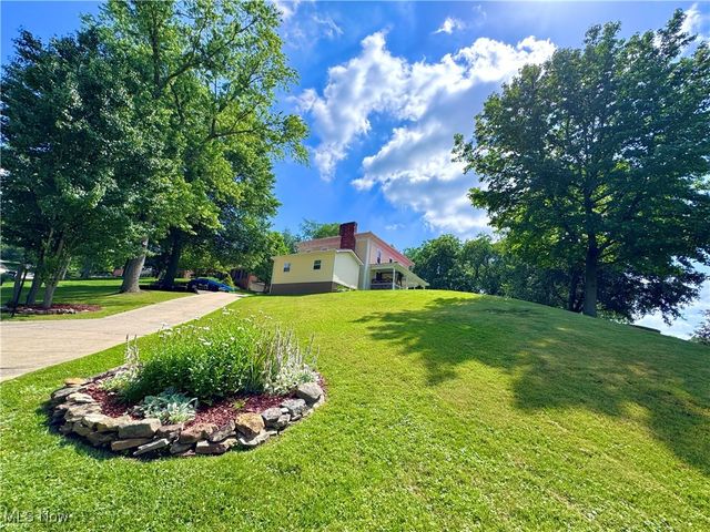 309 Donahey Avenue NE, New Philadelphia, OH 44663