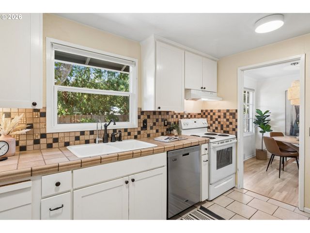 11905 Sw DOUGLAS St, Portland, OR 97225