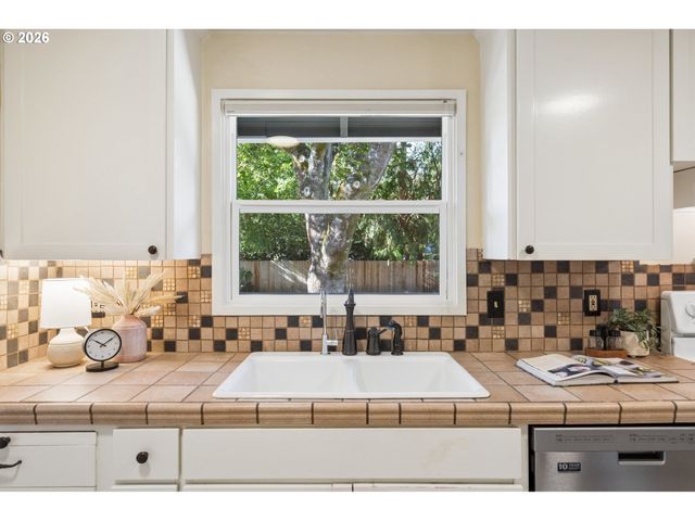 11905 Sw DOUGLAS St, Portland, OR 97225