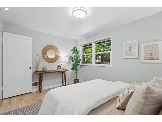 11905 Sw DOUGLAS St, Portland, OR 97225