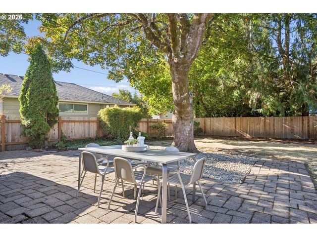 11905 Sw DOUGLAS St, Portland, OR 97225