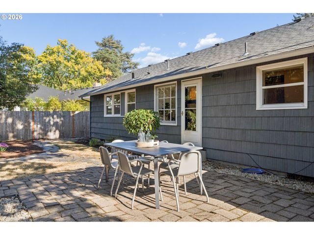 11905 Sw DOUGLAS St, Portland, OR 97225