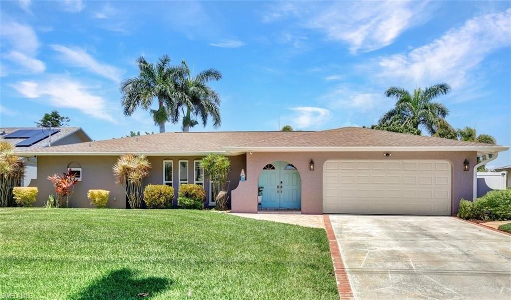 Image 1 of property listing at 703 SE 33rd TER, Cape Coral, FL 33904