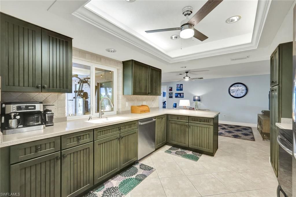 Image 10 of property listing at 703 SE 33rd TER, Cape Coral, FL 33904