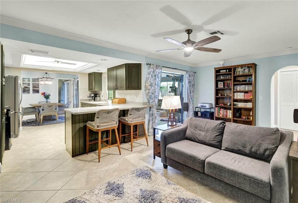 Image 11 of property listing at 703 SE 33rd TER, Cape Coral, FL 33904