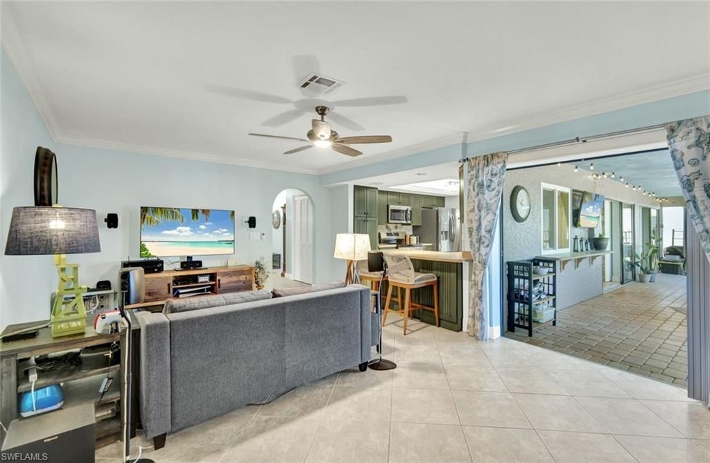 Image 13 of property listing at 703 SE 33rd TER, Cape Coral, FL 33904