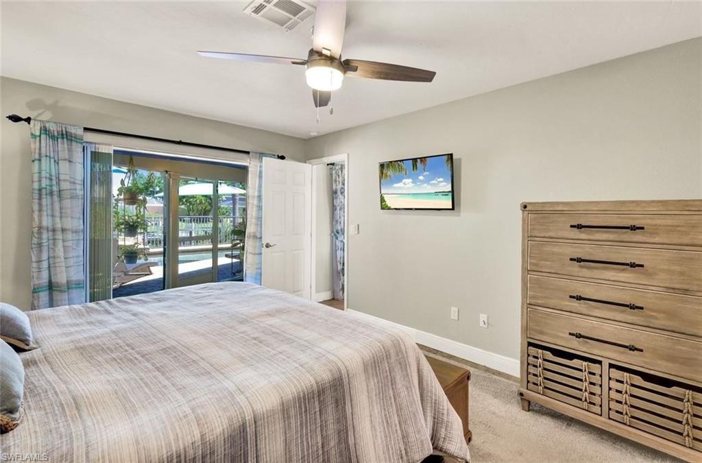 Image 15 of property listing at 703 SE 33rd TER, Cape Coral, FL 33904
