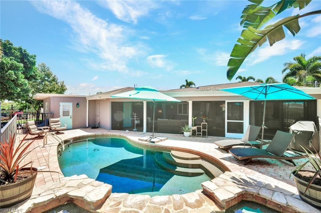 Image 2 of property listing at 703 SE 33rd TER, Cape Coral, FL 33904