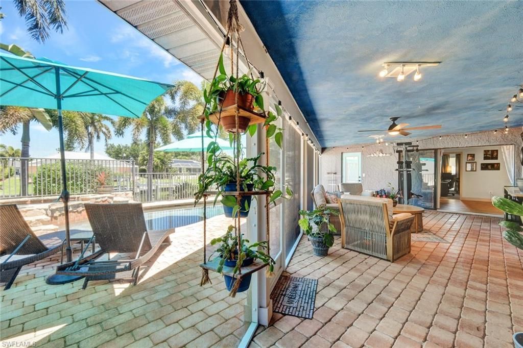 Image 23 of property listing at 703 SE 33rd TER, Cape Coral, FL 33904