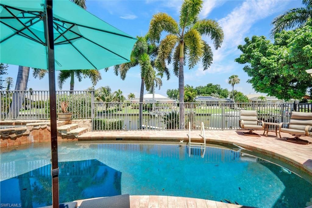 Image 25 of property listing at 703 SE 33rd TER, Cape Coral, FL 33904
