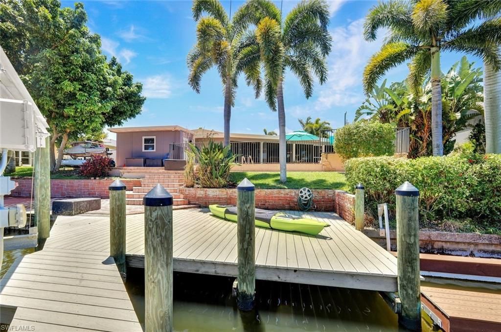 Image 30 of property listing at 703 SE 33rd TER, Cape Coral, FL 33904