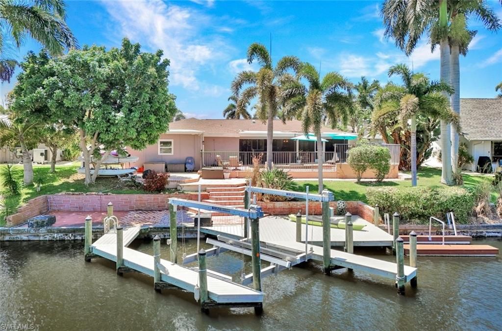 Image 31 of property listing at 703 SE 33rd TER, Cape Coral, FL 33904