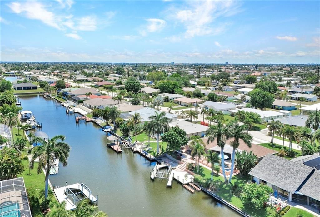 Image 32 of property listing at 703 SE 33rd TER, Cape Coral, FL 33904